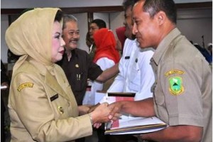 Bupati Kuningan, Hj Utje CH Suganda memberigan penghargaan kepada perwakilan dinas terkait yang terbaik dalam pelunasan dana PMI